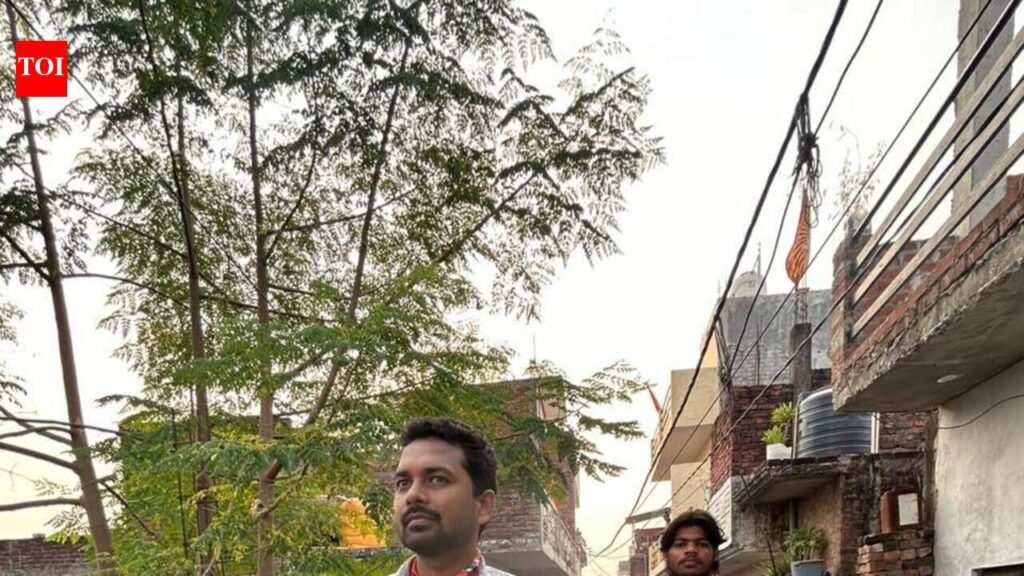 UP Cong team distributes relief material in flood-hit Faizullaganj | Lucknow News