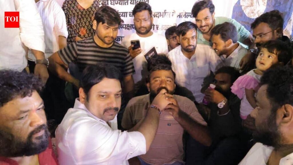 MPSC protesters refuse to vacate SM Joshi Bridge, Fadnavis rules out direct removal of chairman | Pune News