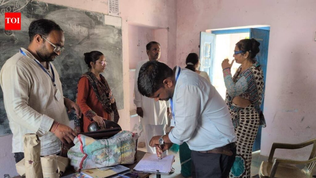 Dead lizard in mid-day meal lands 64 Churu students in hosp | Jaipur News