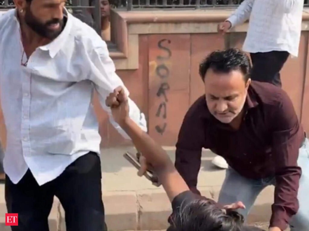 Four men claiming links to Hindu Raksha Dal arrested for assault on students during CJP protest