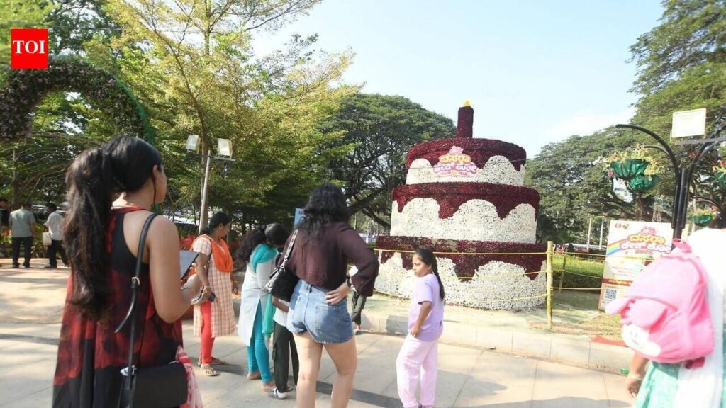 Floral replicas leave people feeling elated | Mysuru News