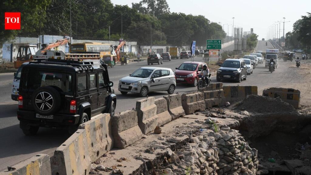 17 months on, stalled drain project turns Old Delhi-Gurgaon Road into dust bowl | Gurgaon News