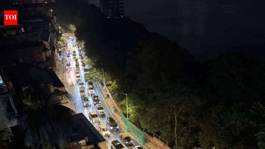 Walkeshwar road widening row: Local residents meet BMC chief | Mumbai News