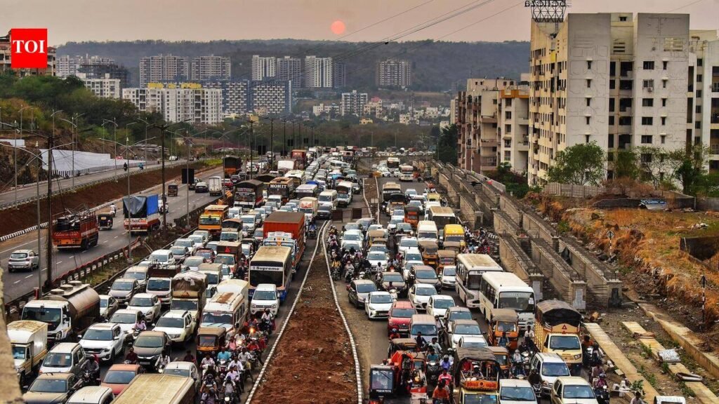 Heavy traffic expected on Pune-Mumbai Expressway, old highway; police urge use of public transport | Pune News