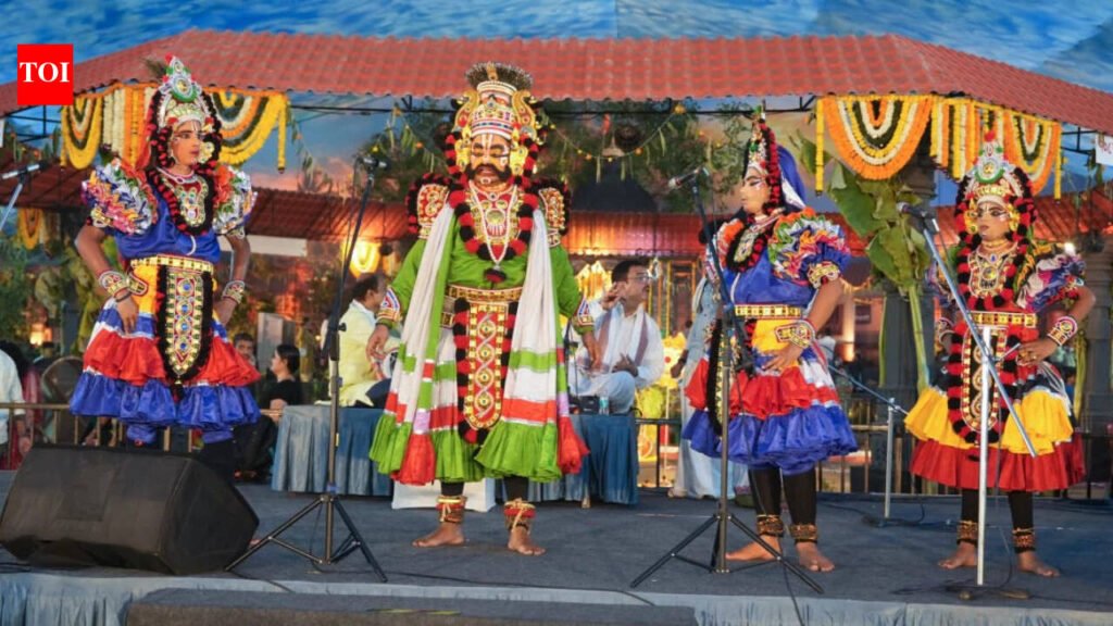Bengaluru artistes bring ‘Sri Devi Mahishasuramardini’ to life at Dombivli Navratri festival | Thane News