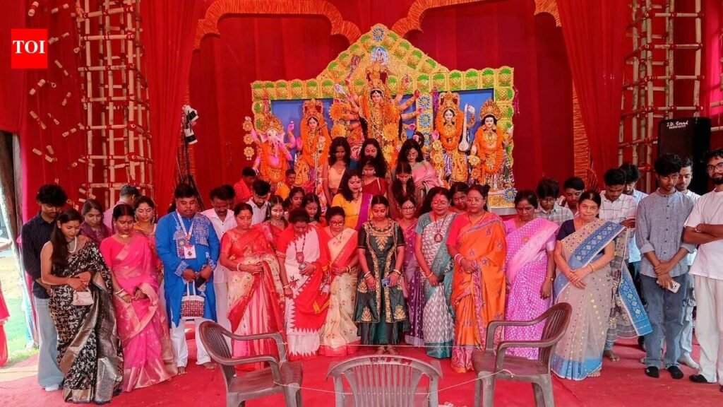 Durga Puja pandals mourn Kolkata tragedy, tighten security | Jaipur News