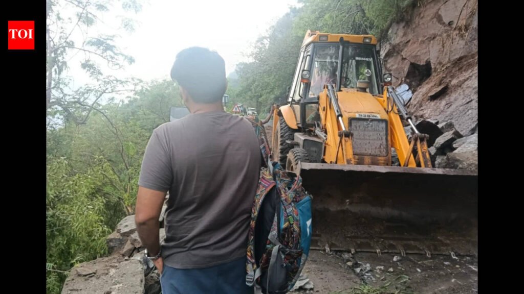 Tourists, commuters stranded as landslide disrupts traffic on Pollachi-Valparai Ghat Road for several hours | Coimbatore News