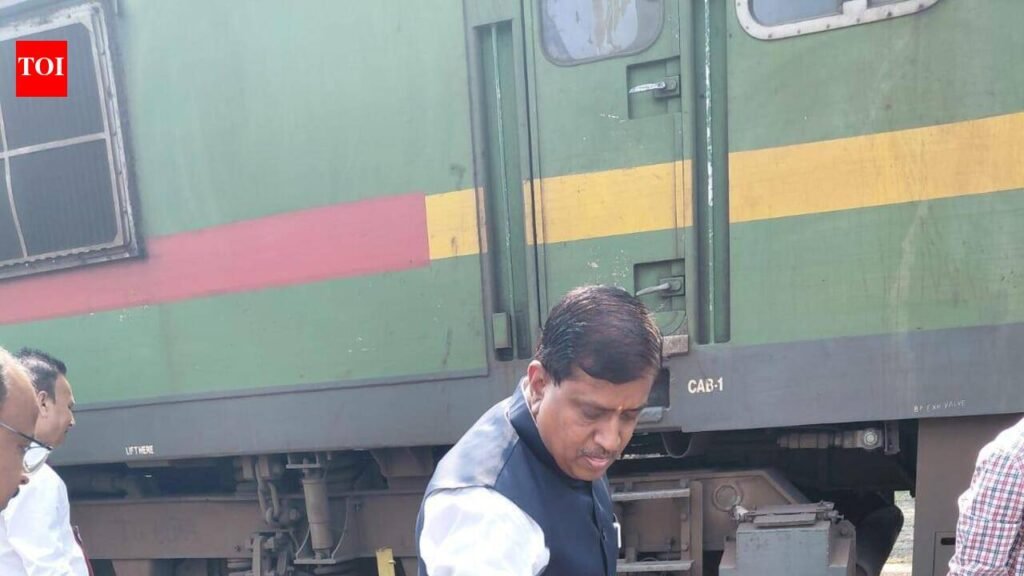 Passengers flag train delays, lack of porters at Itwari stn | Nagpur News