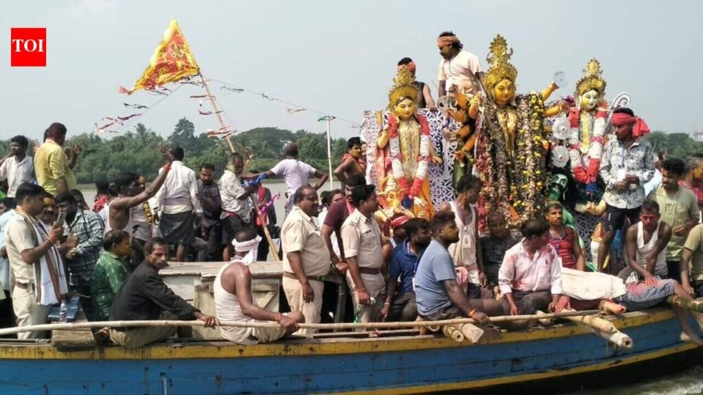 Devotees hold Durga idol immersion boat procession in Rajnagar | Bhubaneswar News