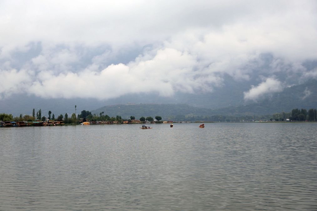 “Light Rain Likely in Few Kashmir Districts This Afternoon”: MeT