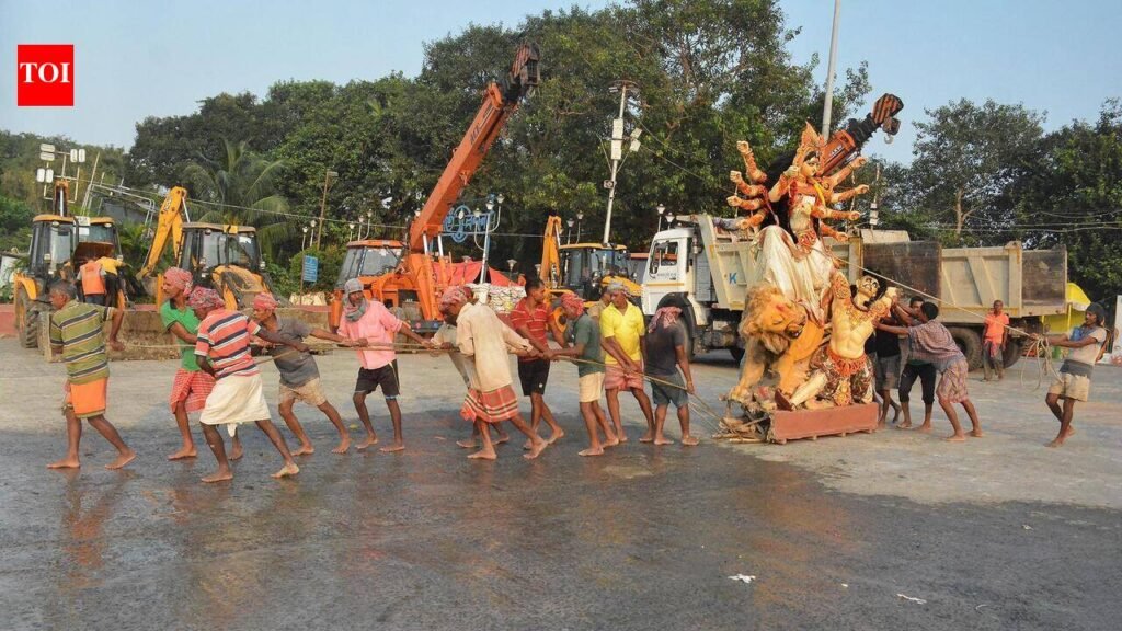 Hooghly high tide helps ghat clean-up before Fri immersions | Kolkata News