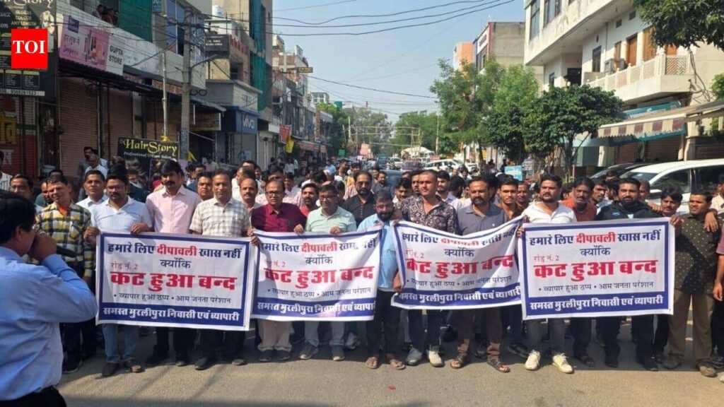 Traders shut shops, protest closure of Sikar Road cut for six months | Jaipur News