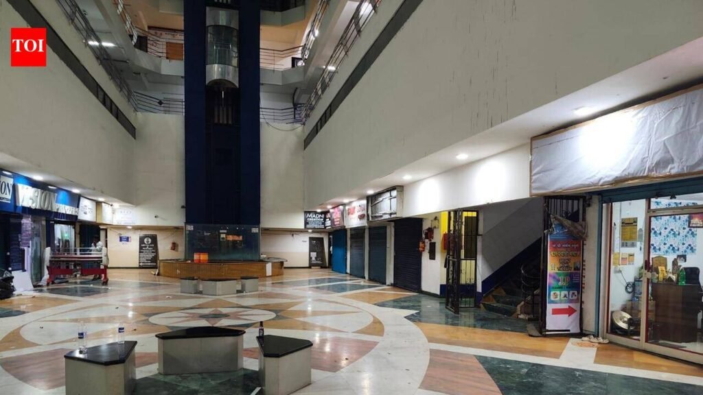 Pune: Mystery fumes at Fatimanagar mall, shops say customers have reported vomiting | Pune News