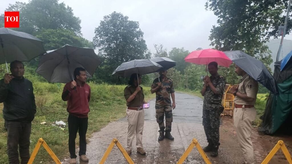 Odisha police brave cyclone rain to keep watch in Kotia | Bhubaneswar News