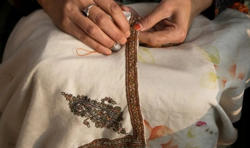 Kashmir artisans trained to tap niche markets