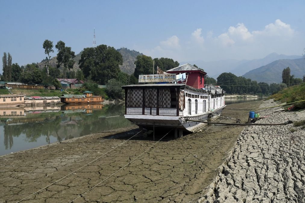 Jhelum dips below zero; experts warn of water crisis