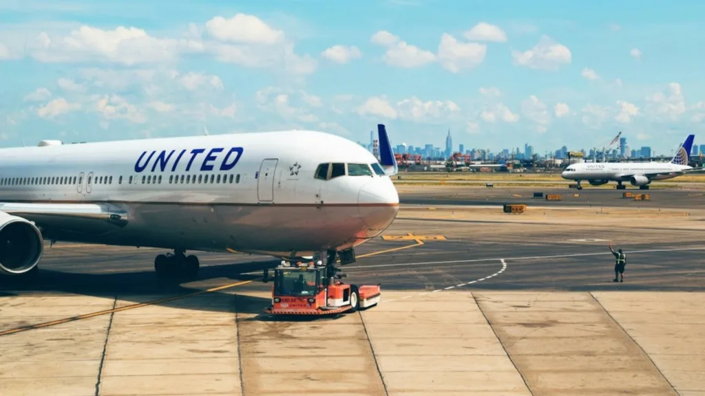 United flight returns to Las Vegas over hijacking threat: ‘The flight attendant saw him texting’